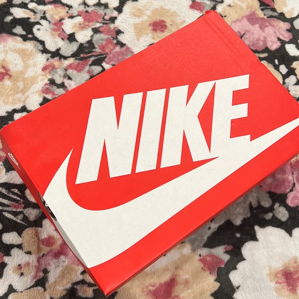 Nike woman’s vapormax air plus in bubblegum size w9.5